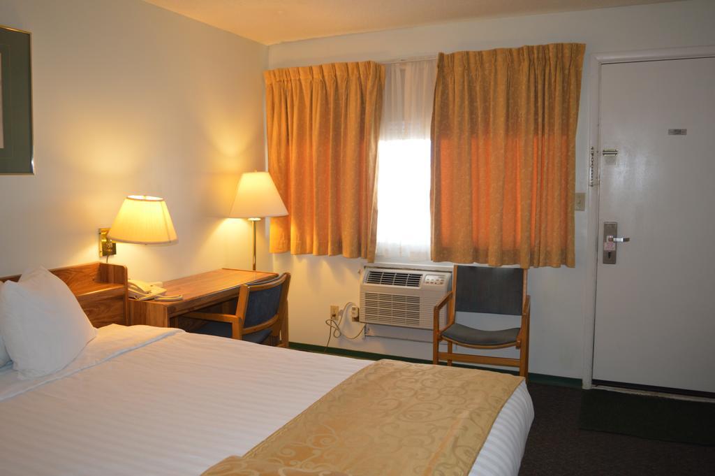 Circle 5 Motel Olds 객실 사진